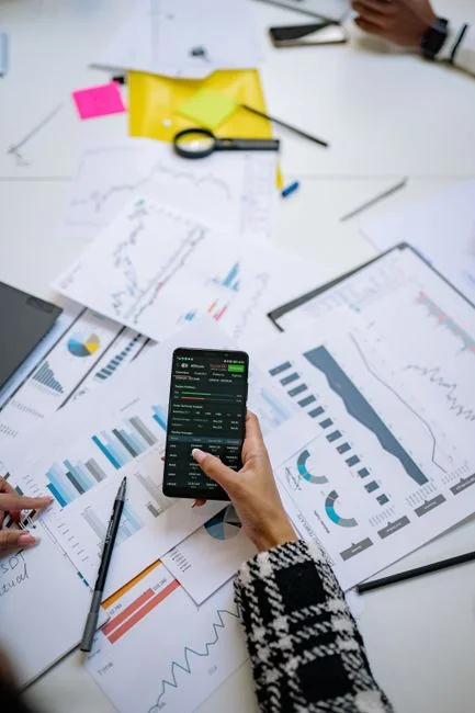 Gros plan sur une page de carnet où Social Media Marketing est écrit à la main.